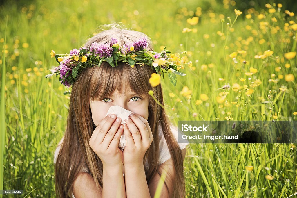 Kleines Mädchen im Gras Reinigung Ihrer Nase - Lizenzfrei Allergie Stock-Foto