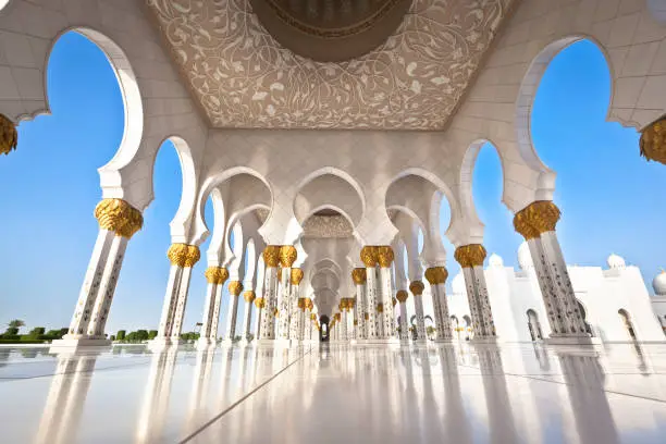 Photo of Mosque in Abu Dhabi with white pillars