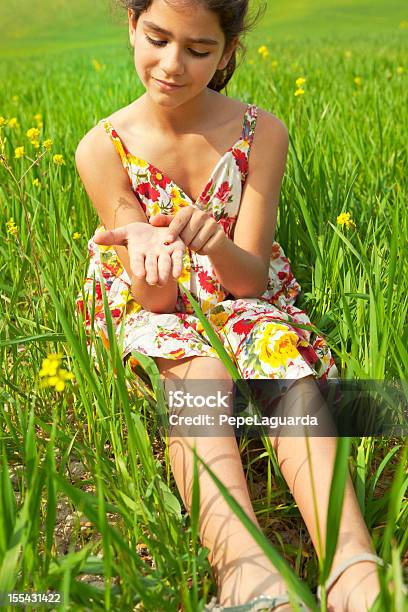 Niña Jugando Con Una Mariquita Foto de stock y más banco de imágenes de 10-11 años - 10-11 años, 14-15 años, Actividad de fin de semana