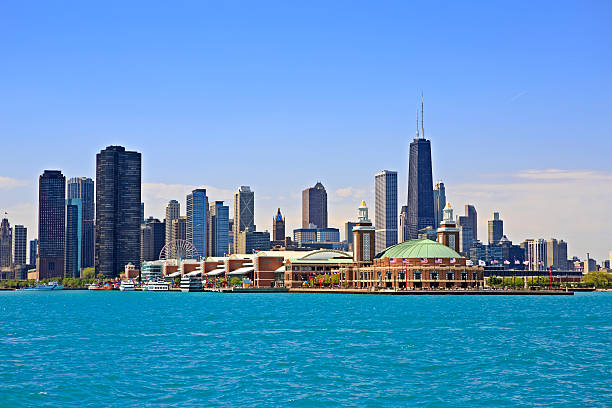 skyline von chicago und navy-pier-park - chicago illinois lake hancock building stock-fotos und bilder