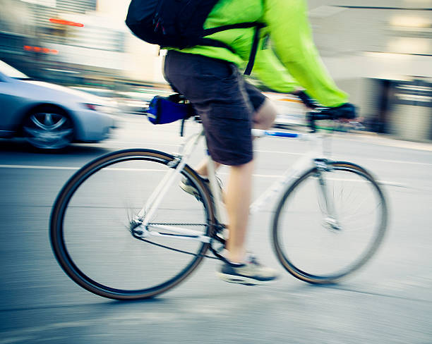 мужчина на велосипеде в торонто - to01 стоковые фото и изображения