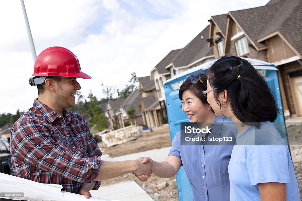 Builder riunione con donna e bambina in nuova costruzione casa - Foto stock royalty-free di Adolescente