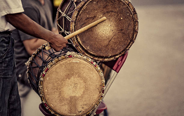 улица percussionist играет афро-барабан - to01 стоковые фото и изображения