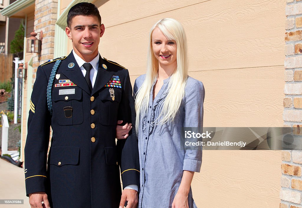 Młody amerykański Żołnierz w Sukienka niebieski z żoną na zewnątrz - Zbiór zdjęć royalty-free (Blond włosy)