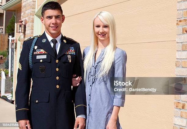 Jovem Soldado Americano Com Mulher No Vestido Azul Ao Ar Livre - Fotografias de stock e mais imagens de Cabelo Louro