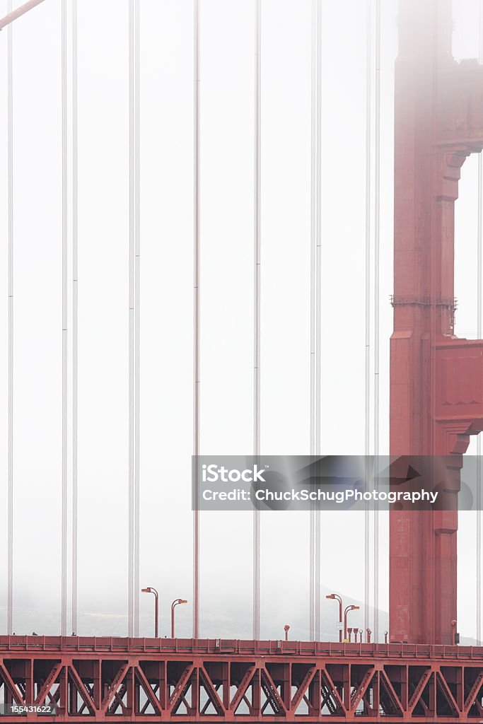 Niebla sobre el puente Golden Gate Suspensión del cable - Foto de stock de Abstracto libre de derechos