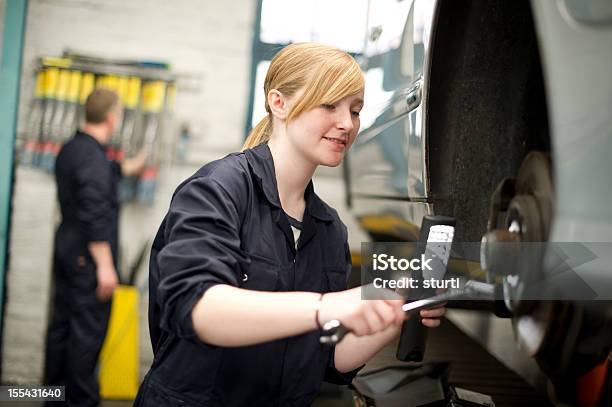 Adolescente Ragazza Lavorando Sulla Ruota Di Unauto - Fotografie stock e altre immagini di Adolescente