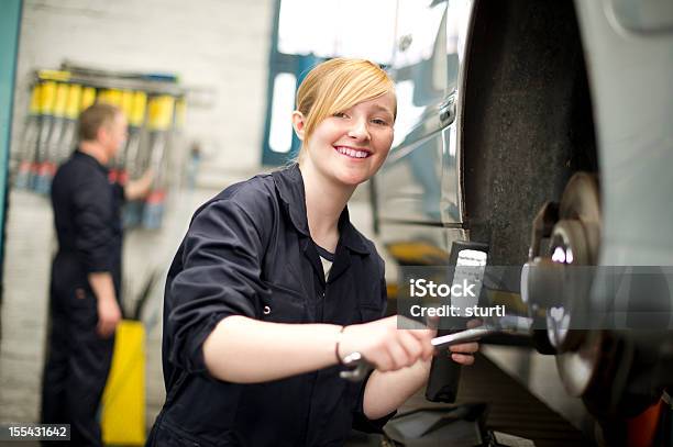 Glücklich Weibliche Mechaniker Stockfoto und mehr Bilder von Arbeiten - Arbeiten, Auszubildender, Auto