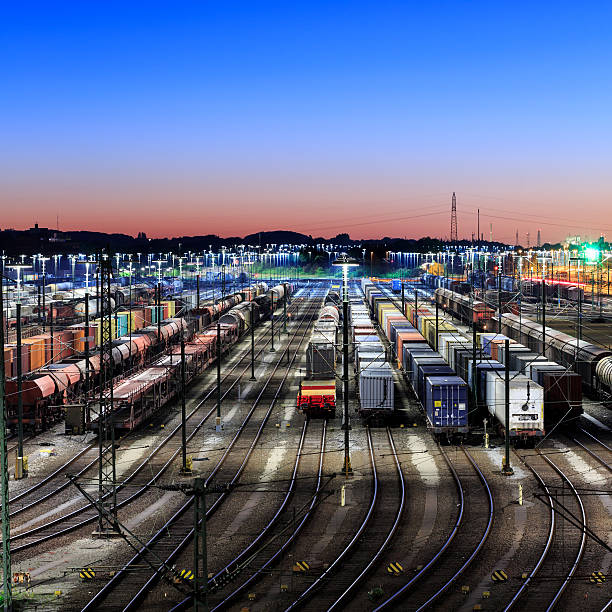 transporte ferroviario, waggons y ferrocarril - shunting yard freight train cargo container railroad track fotografías e imágenes de stock