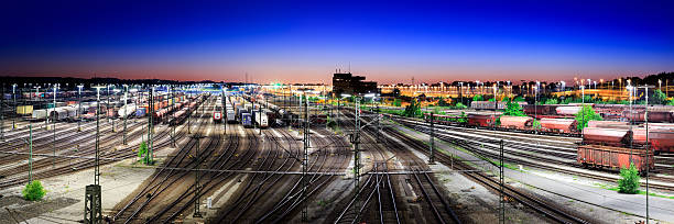 貨物列車、waggons と鉄道 - shunting yard freight train cargo container railroad track ストックフォトと画像