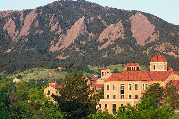 universidade do colorado e flatirons - spring organization nature field - fotografias e filmes do acervo