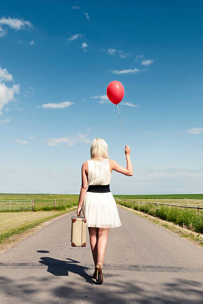 kobieta wychodzi, trzymając balon i walizka - shoe leaving women summer zdjęcia i obrazy z banku zdjęć