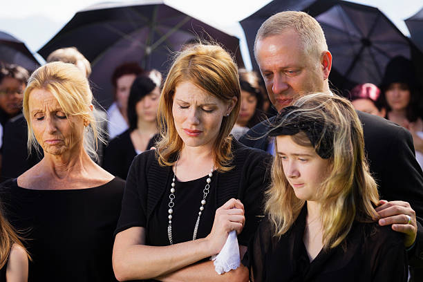 famiglia in un corteo - graveside service foto e immagini stock