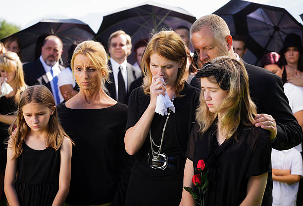 famiglia in un corteo - graveside service foto e immagini stock