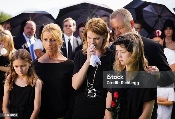 Семья На Похороны — стоковые фотографии и другие картинки Похороны - Похороны, Скорбящий, Утешение