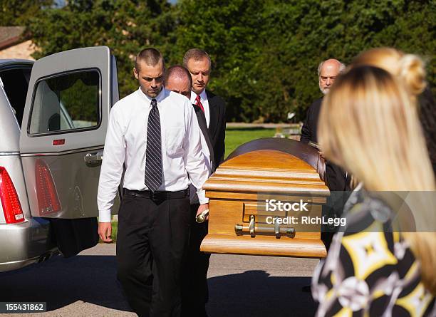 Похороны Pallbearers — стоковые фотографии и другие картинки Гроб - Гроб, Катафалк, 20-29 лет