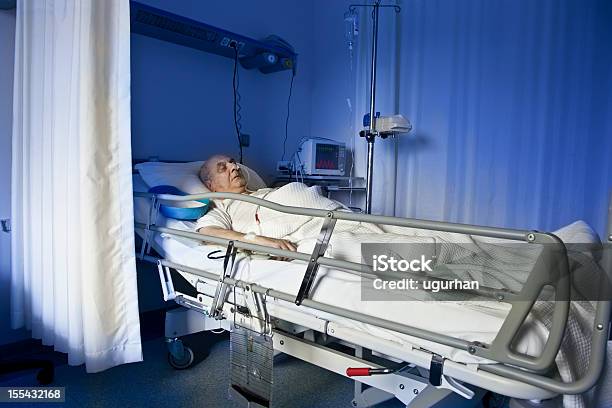 Il Paziente - Fotografie stock e altre immagini di Letto - Letto, Ospedale, Reparto di terapia intensiva