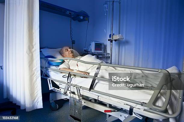 Doente De - Fotografias de stock e mais imagens de Cama - Cama, Hospital, Unidade de Cuidados Intensivos