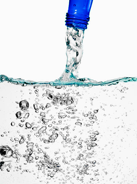 acqua frizzante versare in un bicchiere - soda bottle foto e immagini stock