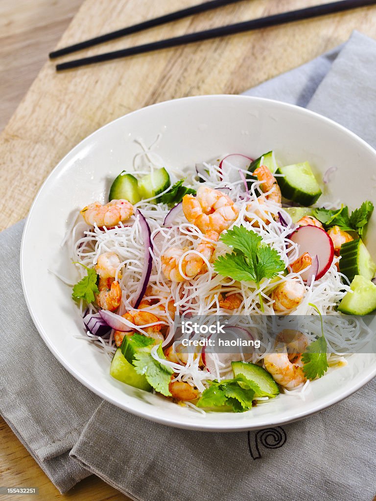 Ensalada de camarones y pastas con cama King - Foto de stock de Alimento libre de derechos