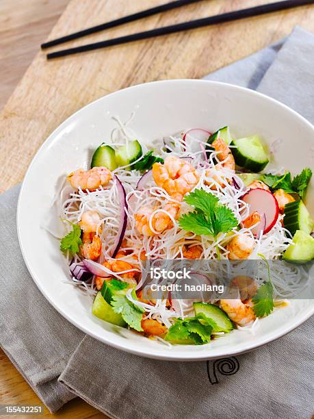 Ensalada De Camarones Y Pastas Con Cama King Foto de stock y más banco de imágenes de Alimento - Alimento, Cebolla, Cebolla española