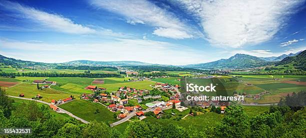 Gruyères Vale - Fotografias de stock e mais imagens de Suíça - Suíça, Vista Aérea, Aldeia