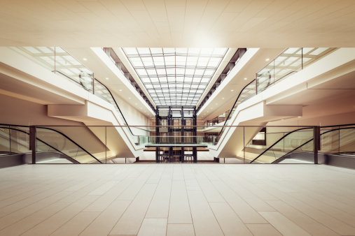 Escaleras en un moderno centro comercial limpio photo