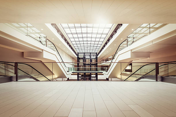 le scale mobili in un moderno centro commerciale pulito - shopping mall retail shopping sale foto e immagini stock