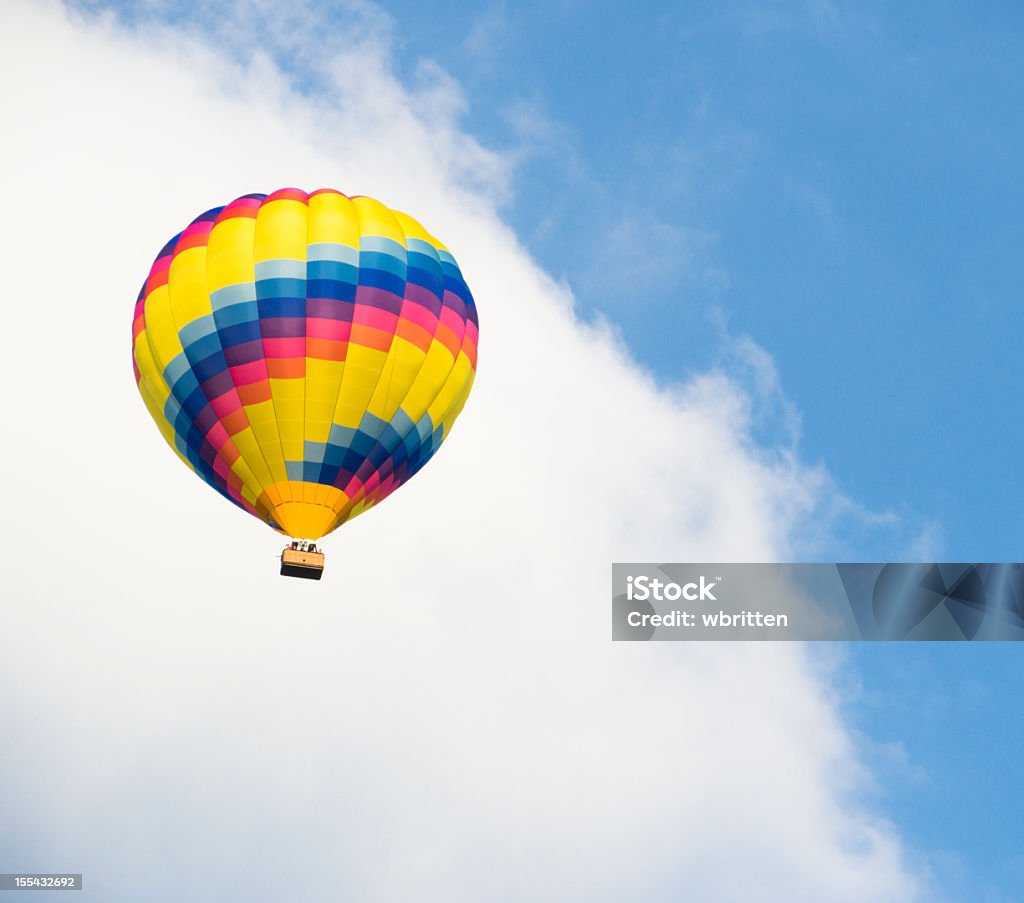 Mongolfiera nel cielo blu - Foto stock royalty-free di A mezz'aria