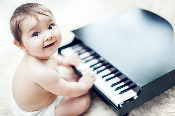 ładny baby gry fortepian - pianist grand piano piano playing zdjęcia i obrazy z banku zdjęć