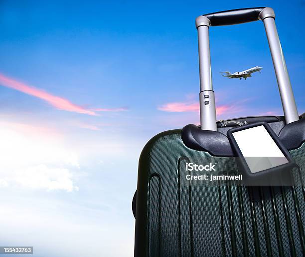 Bagagli E Aeroplano Nel Cielo Bellissimo Concetto Di Viaggio - Fotografie stock e altre immagini di Targhetta per i bagagli