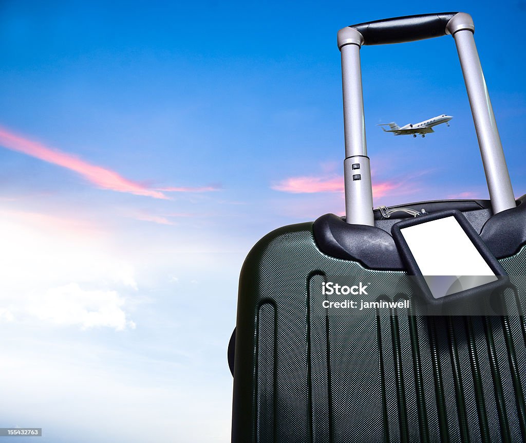 Bagaż i Samolot na piękne niebo podróż koncepcja - Zbiór zdjęć royalty-free (Zawieszka na bagaż)