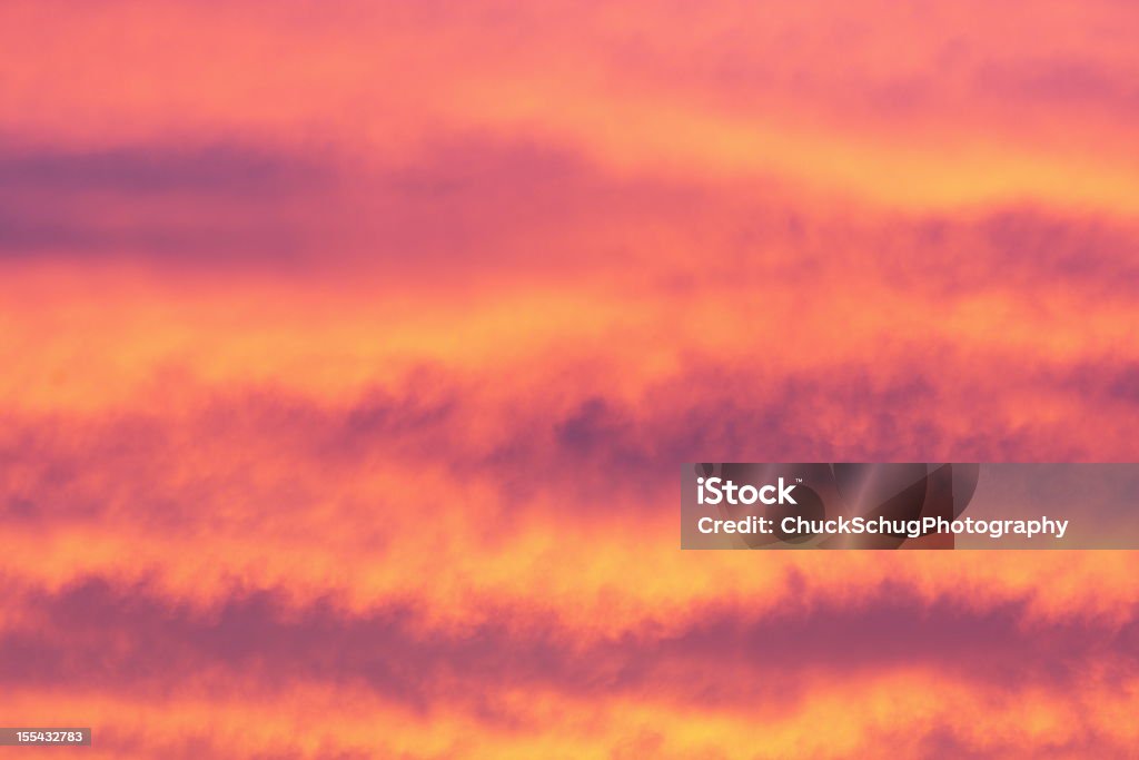 燃えるような南西部の夕暮れの空に雲模様 - あこがれのロイヤリティフリーストックフォト