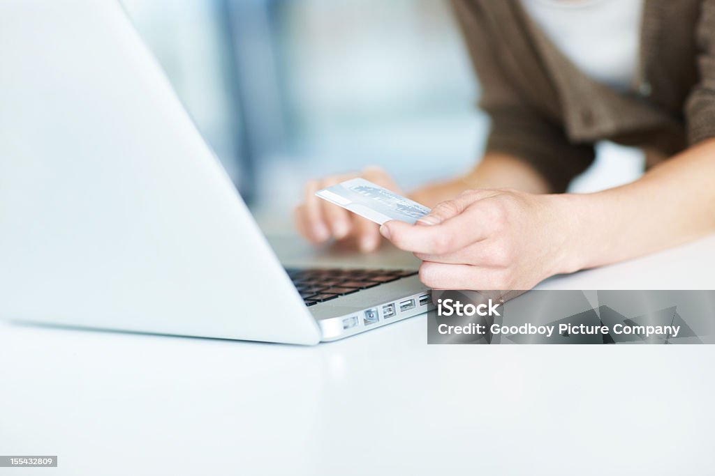 Mulher dá cartão de crédito acima de computador portátil teclado - Royalty-free Adulto Foto de stock