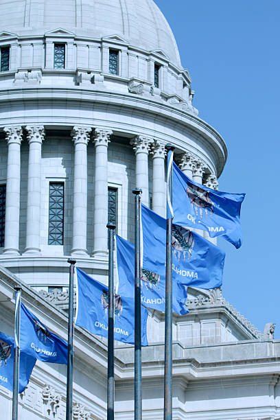 oklahoma state capitol dome mit flaggen - oklahoma city oklahoma city urban scene stock-fotos und bilder