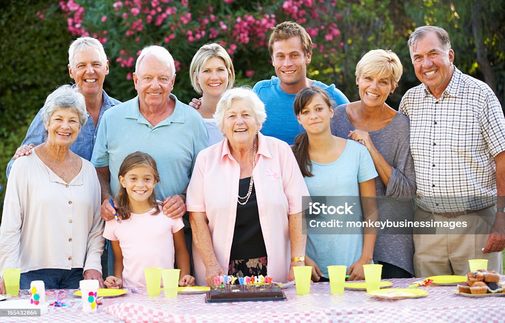 Família grande grupo celebrando aniversários ao ar livre - Foto de stock de 30 Anos royalty-free