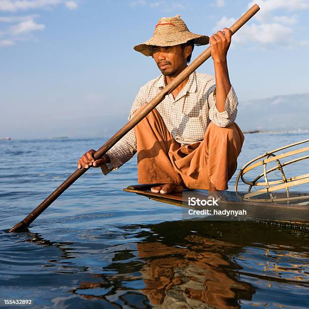インレー湖の漁師はミャンマー - 1人のストックフォトや画像を多数ご用意 - 1人, いかだ, しゃがむ