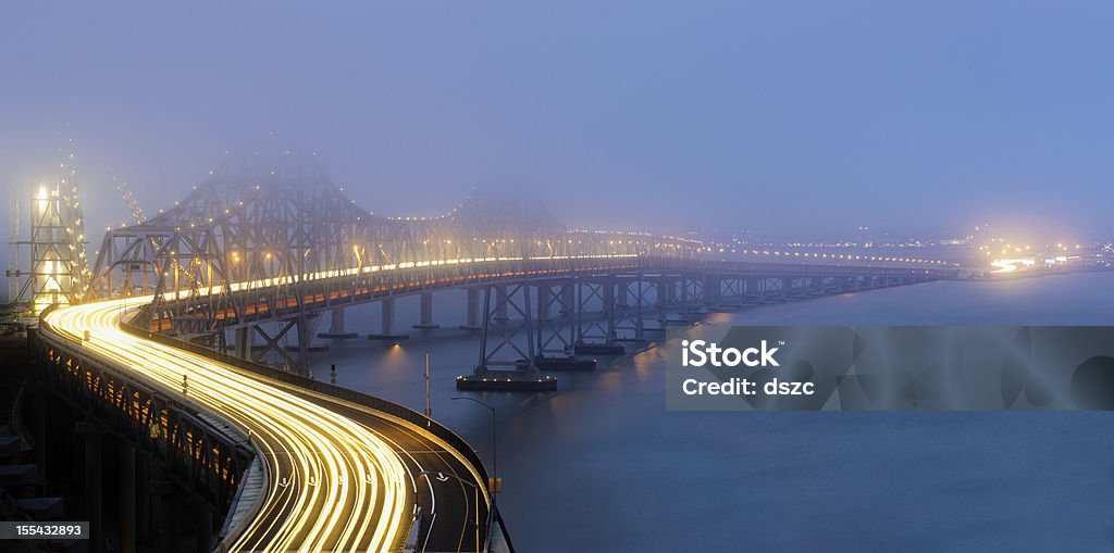 Tráfego de noite na Bay Bridge com névoa olhando de Oakland - Foto de stock de Estrada principal - Estrada royalty-free