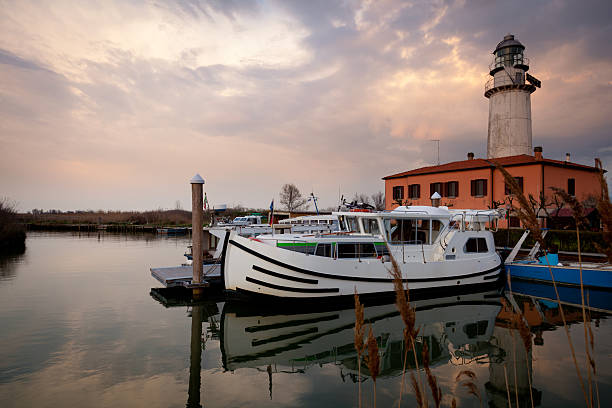 casa de barcos em isola dell'amore, rio po, itália - lagoa veneziana - fotografias e filmes do acervo