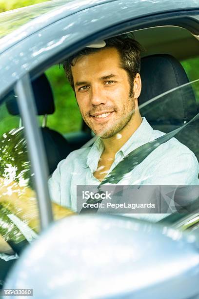 Mittleren Alter Mann Mit Dem Auto Stockfoto und mehr Bilder von Auto - Auto, Fahren, Cool und Lässig