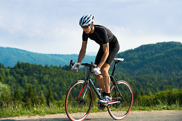 ciclista de estrada - racing bicycle cyclist sports race panning imagens e fotografias de stock