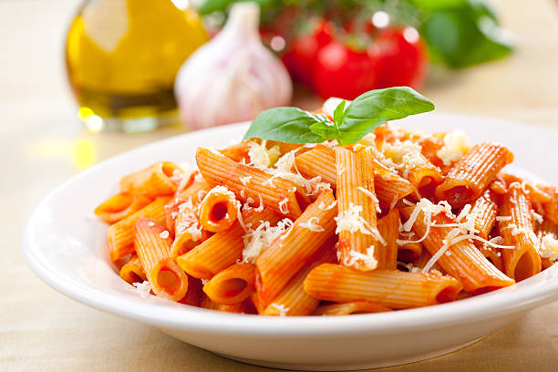 penne, tomate e manjericão - penne imagens e fotografias de stock