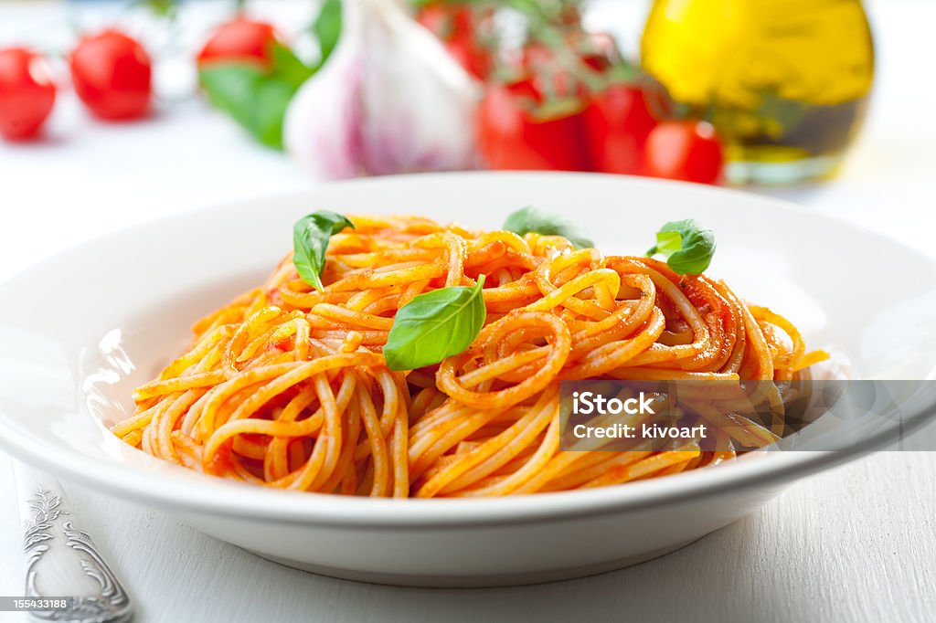 Spaghetti, tomate y albahaca - Foto de stock de Espagueti libre de derechos