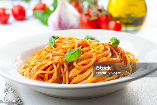 Esparguete Tomate E Manjericão - Fotografias de stock e mais imagens de Esparguete - Esparguete, Massa - Alimento Básico, Molho de Tomate - Molho