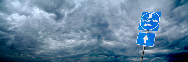 furacão evacuação estrada sinal de estrada - assistência em catástrofes imagens e fotografias de stock