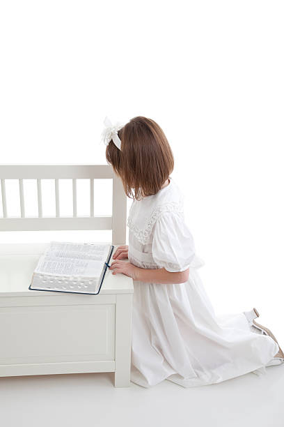 祈る少女 - girl reading ストックフォトと画像