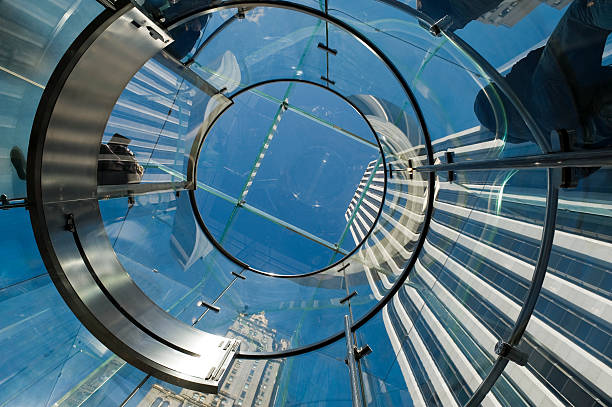 moderne escalier en verre dans l'état de new york - bâtiment vu de photos et images de collection