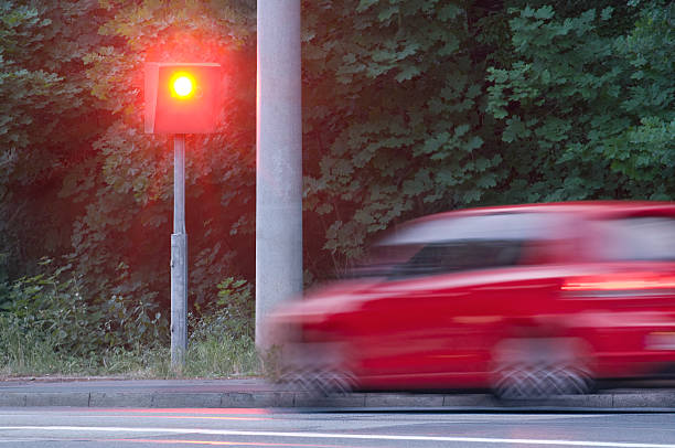 камера контроля скорости сфотографированы на скорейшее автомобиля - german culture flash стоковые фото и изображения