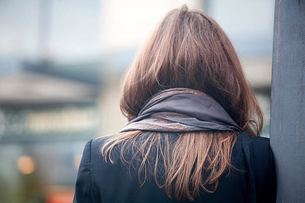 femme avec foulard - rear view women back back of head photos et images de collection