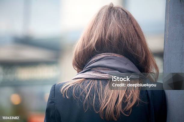 Photo libre de droit de Femme Avec Foulard banque d'images et plus d'images libres de droit de Femmes - Femmes, Vue de dos, Arrière de la tête